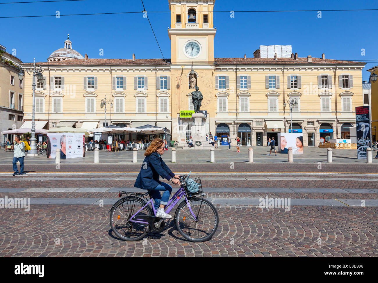 Radfahrer vorbei an den Palazzo del Governatore, Parma, Emilia-Romagna, Italien Stockfoto