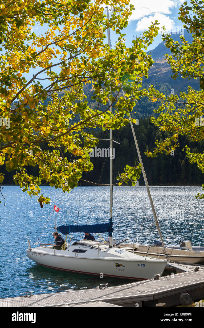 St. Moritzersee und Segelboot, St. Moritz, Graubünden, Schweiz Stockfoto