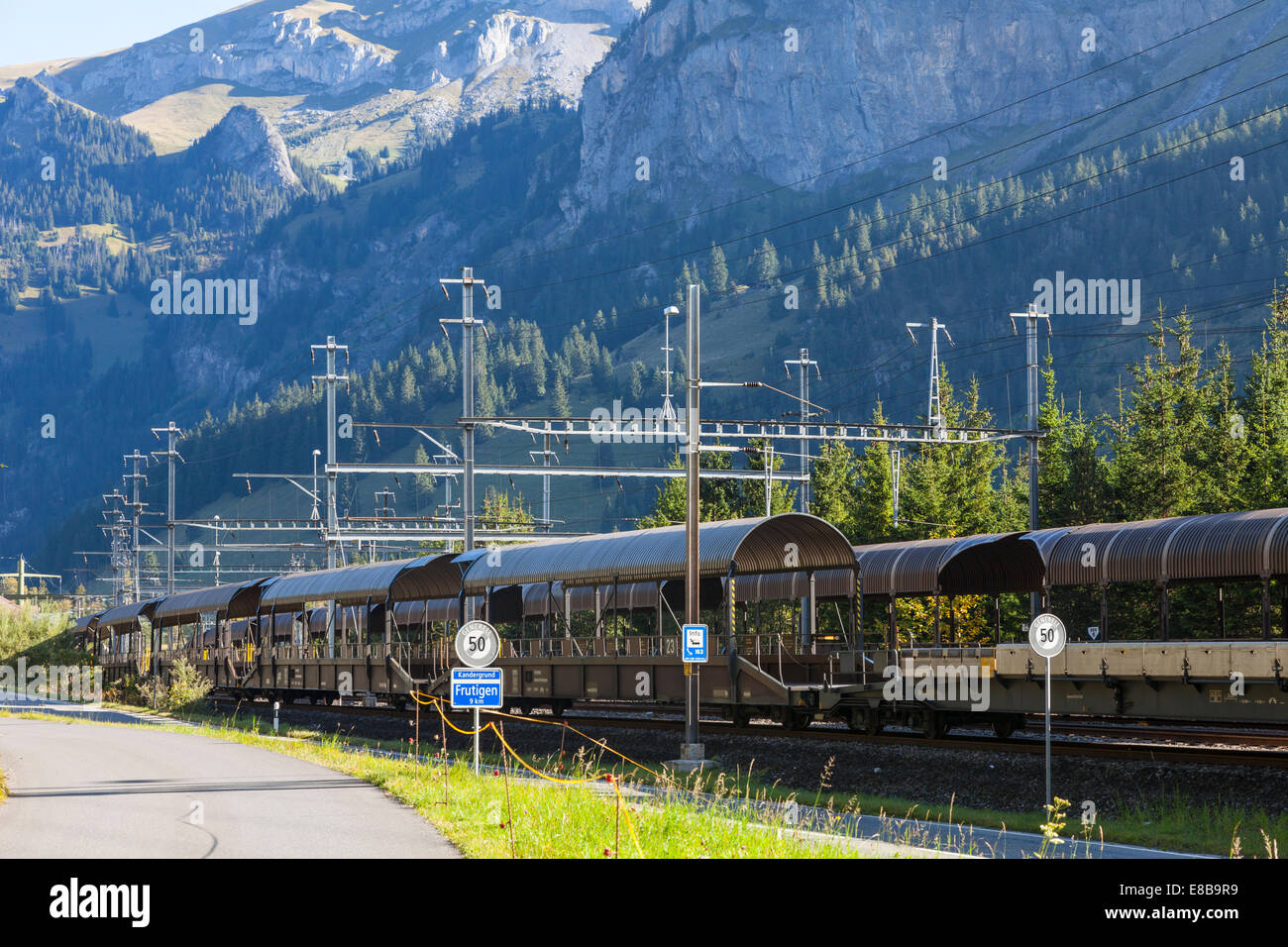 Kandersteg, Goppenstein Transporter Autozug zeigt Wagen für Fahrzeuge, Kandersteg, Schweiz Kandersteg, Goppenstein Transporter Autozug zeigt Wagen für Fahrzeuge, Kandersteg, Schweiz