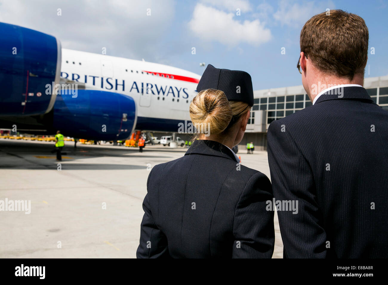 Internationaler Flughafen Dulles, Virginia, USA. 2. Oktober 2014. British Airways Cabin Crew Member begrüßen einen BA Airbus A380 Super Jumbo im Terminal des Washington Dulles International Airport in Dulles, Virginia am 2. Oktober 2014. Die Landung markiert den Beginn der British Airways A380-Linienverkehr zwischen Washington und London. Bildnachweis: Kristoffer Tripplaar/Alamy Live-Nachrichten Stockfoto