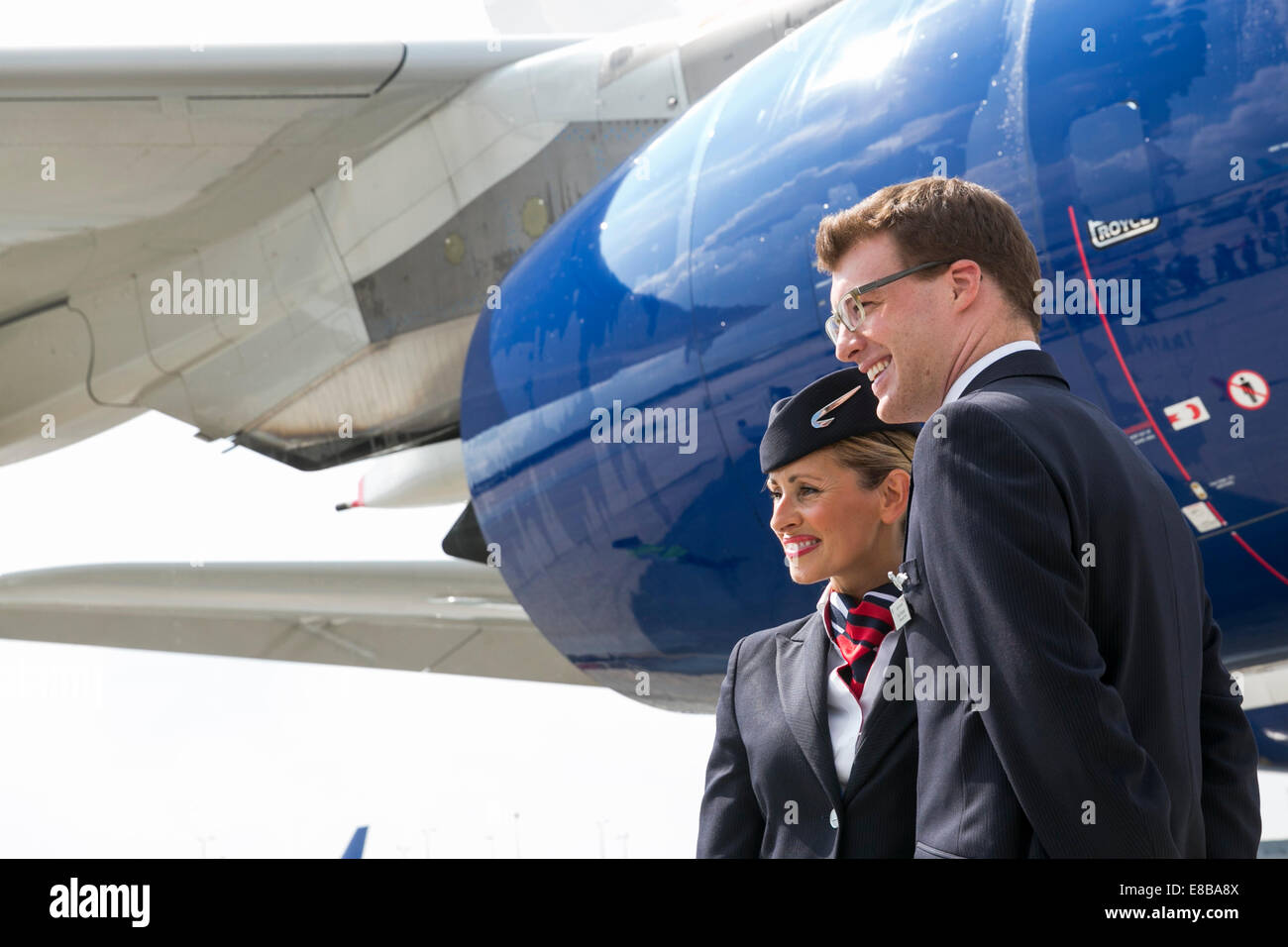 Internationaler Flughafen Dulles, Virginia, USA. 2. Oktober 2014. British Airways Cabin Crew Member begrüßen einen BA Airbus A380 Super Jumbo im Terminal des Washington Dulles International Airport in Dulles, Virginia am 2. Oktober 2014. Die Landung markiert den Beginn der British Airways A380-Linienverkehr zwischen Washington und London. Bildnachweis: Kristoffer Tripplaar/Alamy Live-Nachrichten Stockfoto