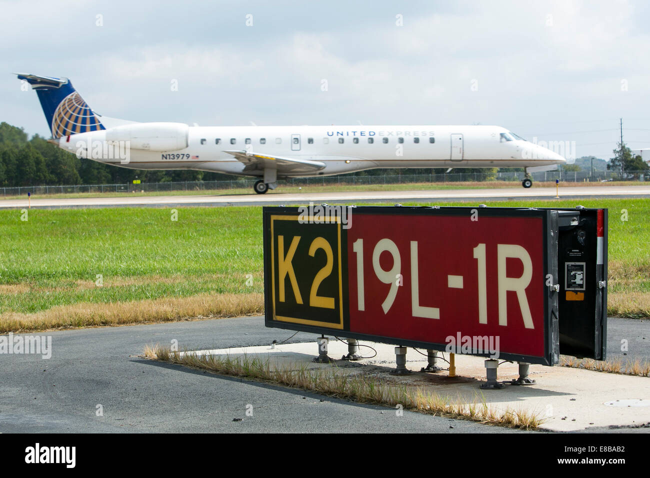 Internationaler Flughafen Dulles, Virginia, USA. 2. Oktober 2014. Ein United Express Jet abheben am Washington Dulles International Airport in Dulles, Virginia am 2. Oktober 2014. Bildnachweis: Kristoffer Tripplaar/Alamy Live-Nachrichten Stockfoto