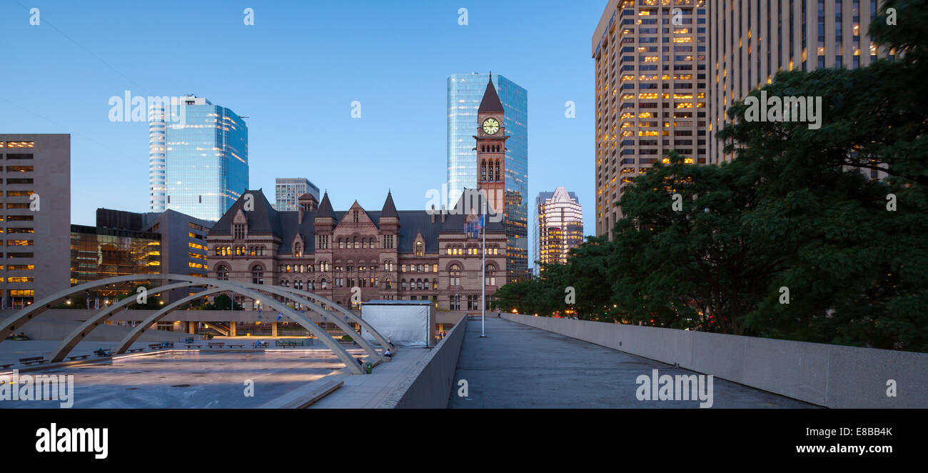 Ein Panorama-Bild des alten Rathauses und Nathan Phillips Square in der Innenstadt von Toronto, Ontario, Kanada. Stockfoto