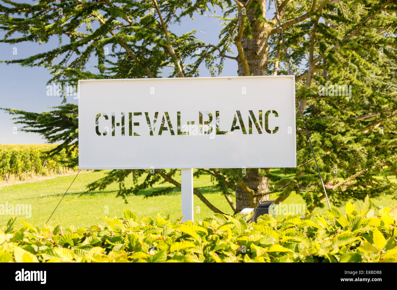 Schild am Eingang zu dem Nachlass von St. Emilion Wein Produzent Cheval Blanc Stockfoto