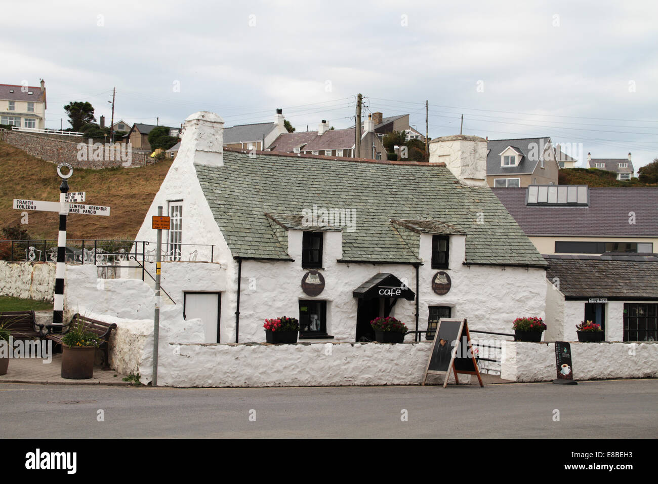 Café im Stil der weißen Mauern umgebene Ferienhaus Aberdaron Wales Stockfoto