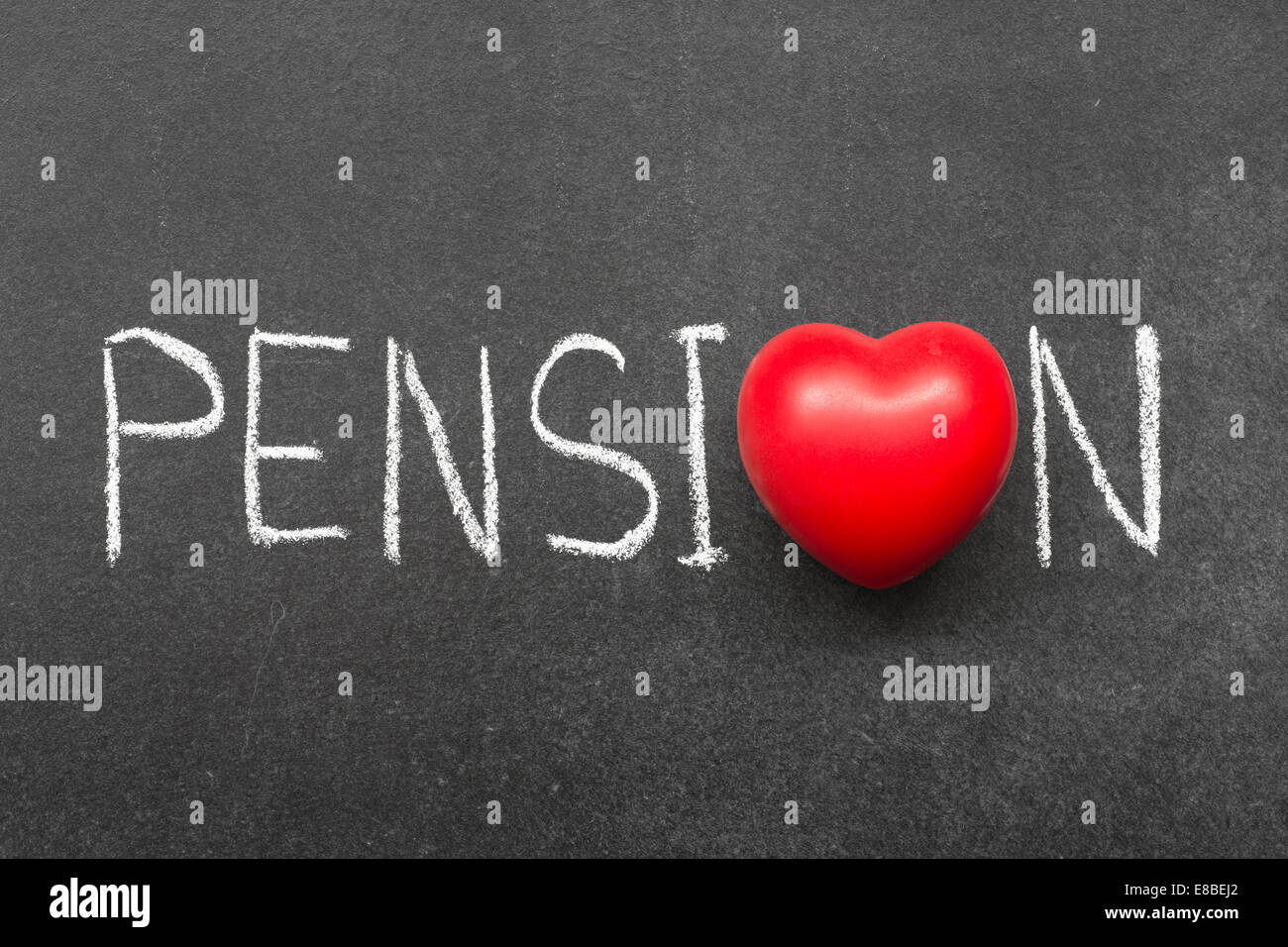 Pension-Wort handschriftlich auf Tafel mit Herzsymbol statt O Stockfoto