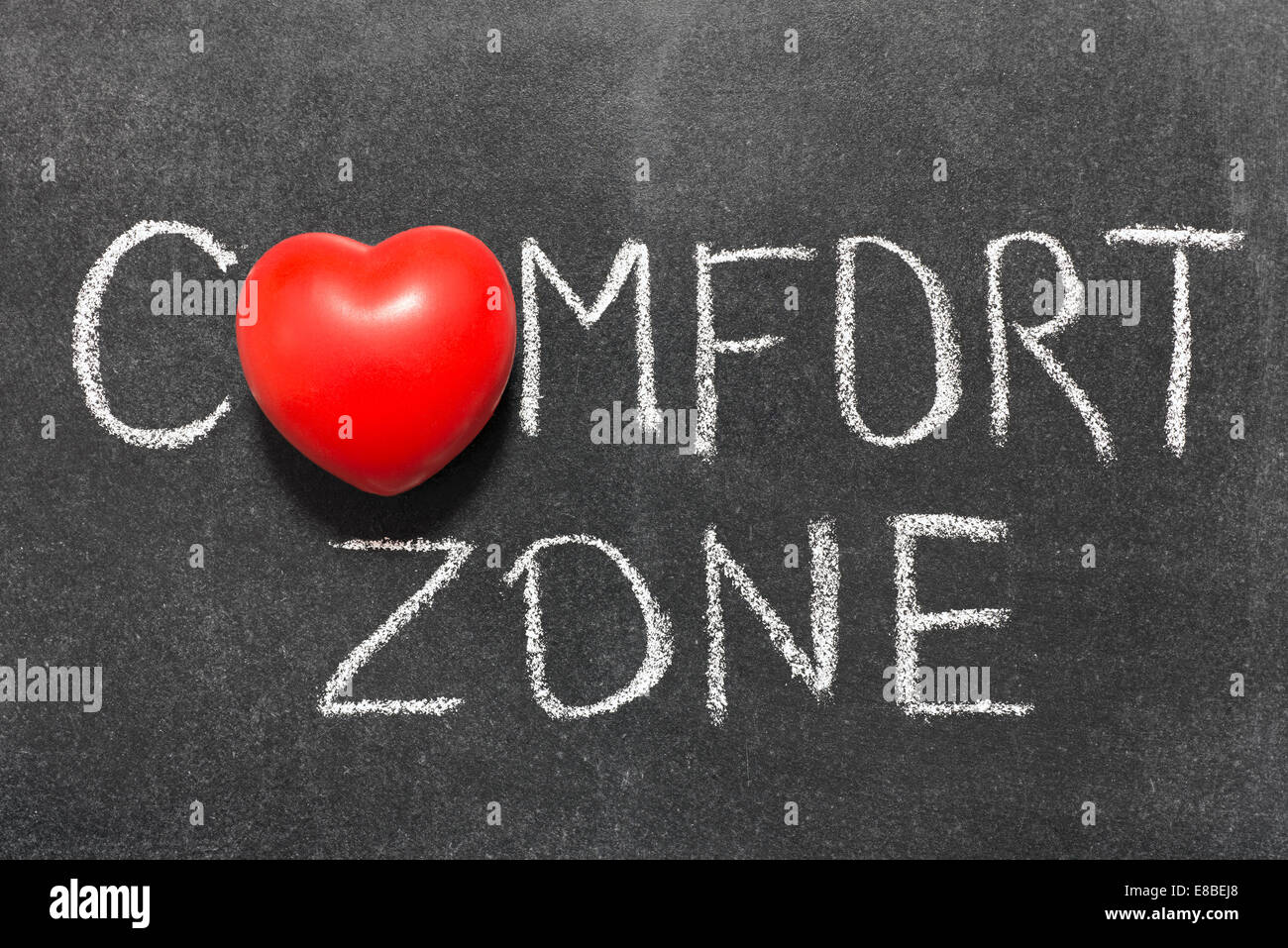 Komfort-Zone Ausdruck handschriftlich auf Tafel mit Herzsymbol statt O Stockfoto