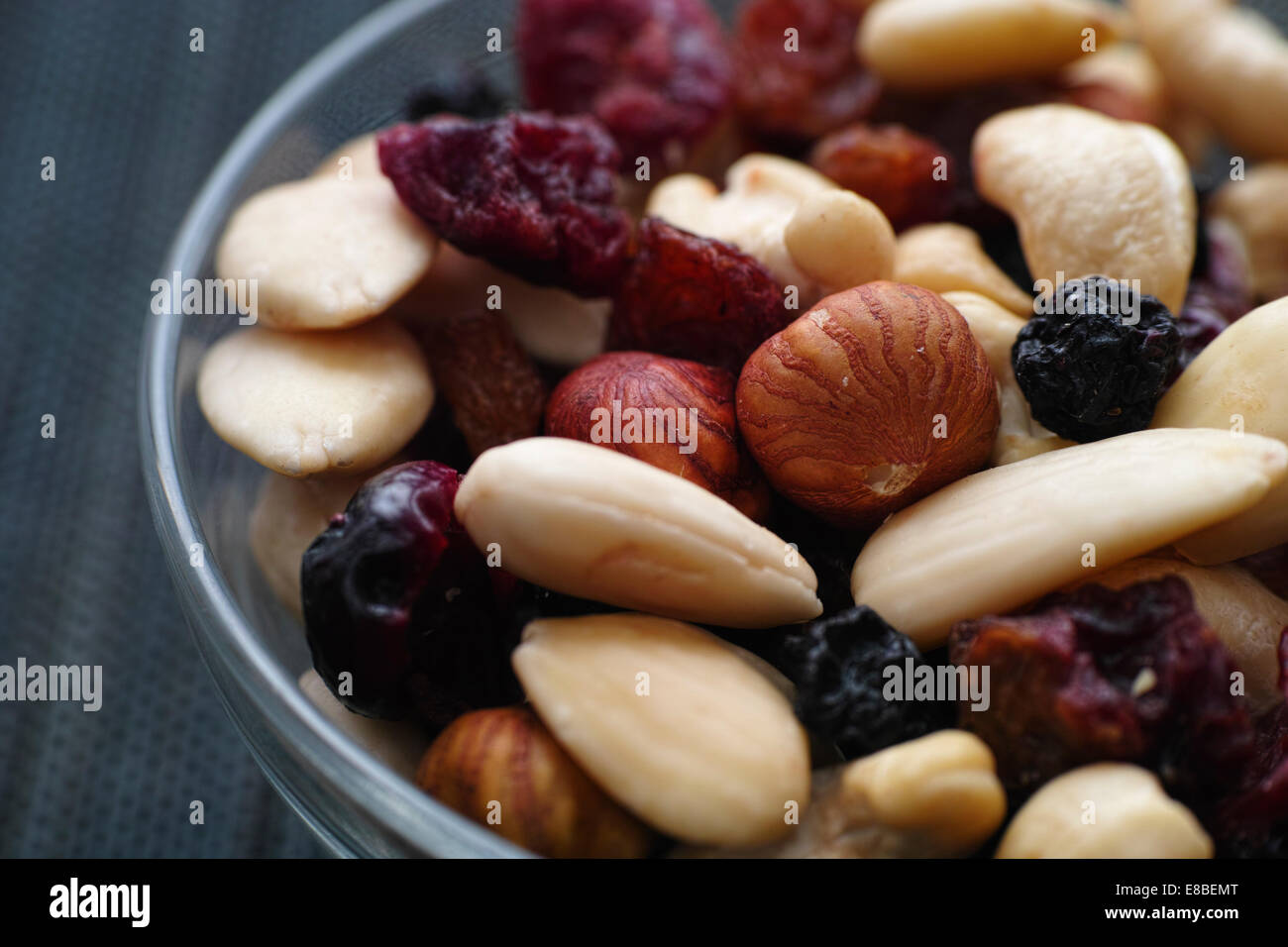 Trockenen Nüssen und Beeren mischen in eine Glasschüssel. Stockfoto