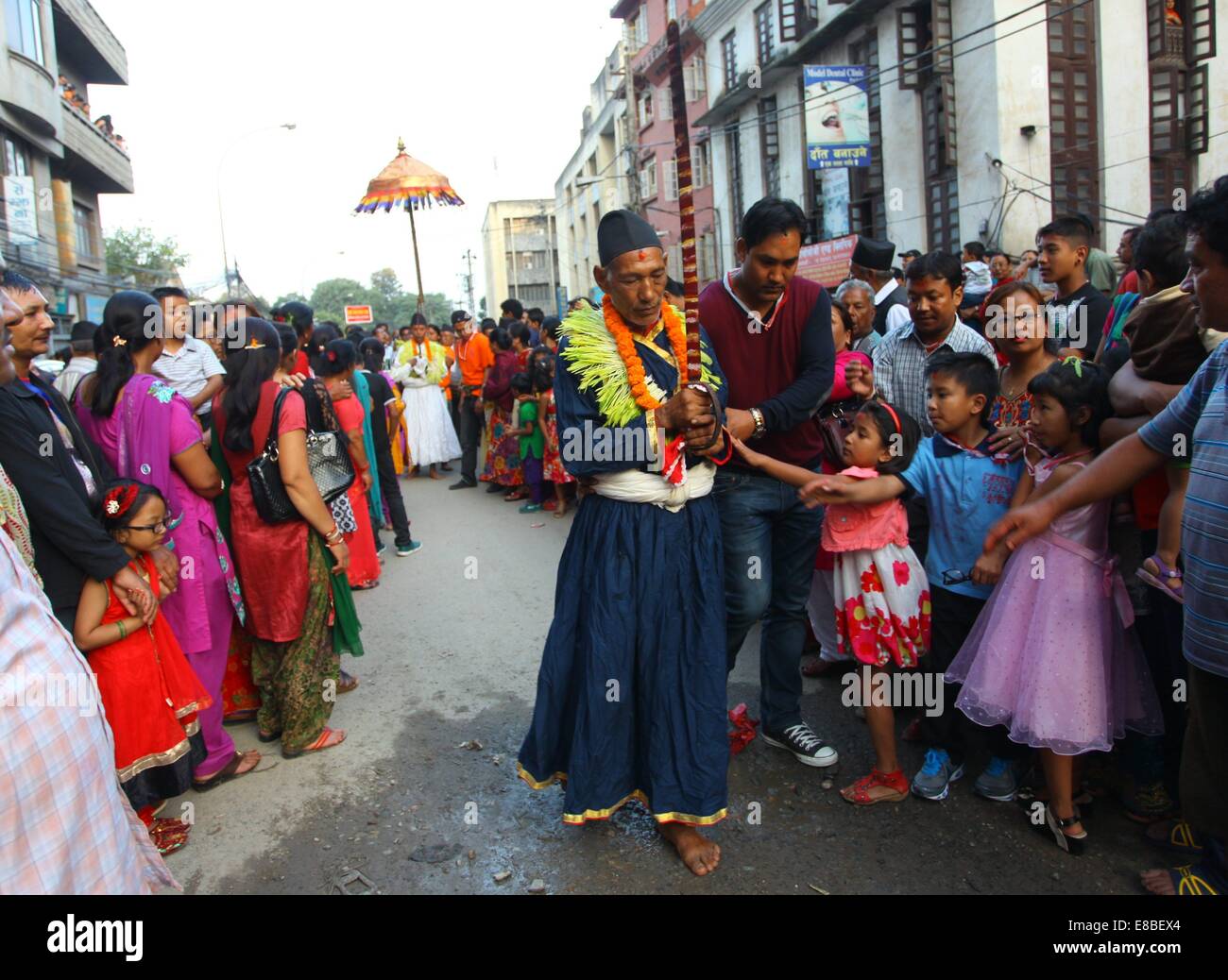 Kathmandu, Nepal. 3. Oktober 2014. Hindu Anhänger verkleidete sich als Hindu-Gottheiten beteiligen sich an der Zeremonie des Dashain Festivals in Kathmandu, Nepal, 3. Oktober 2014. Hindus in Nepal feiern Sieg über das Böse während des Festivals von fliegenden Drachen, schlemmen, spielen auf Schaukeln, Tiere zu Opfern und die Anbetung der Göttin Durga, sowie andere Götter und Göttinnen. © Xinhua /Sunil Sharma/Xinhua/Alamy Live-Nachrichten Stockfoto