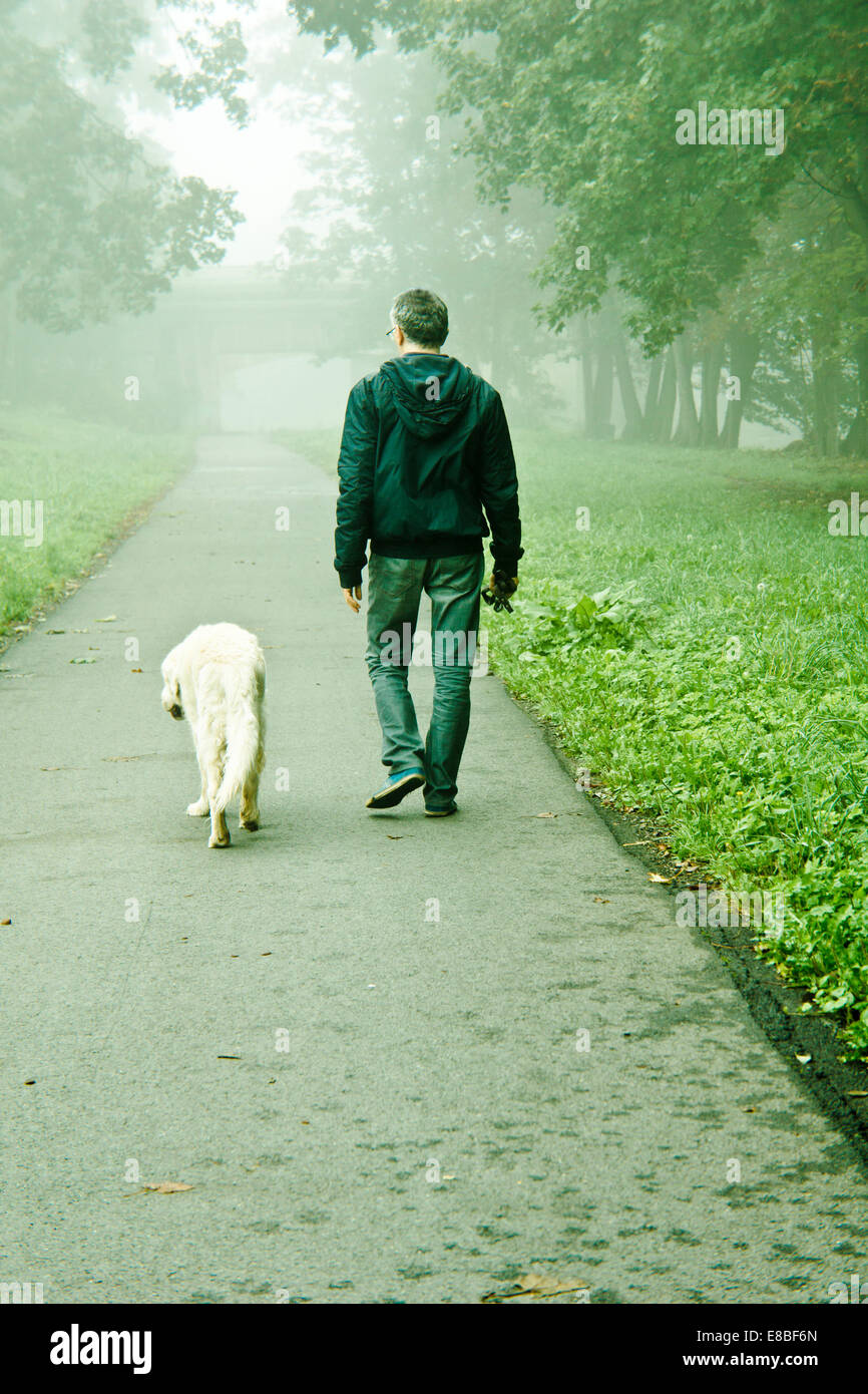 Mann geht mit seinem Hund in der Natur Stockfoto