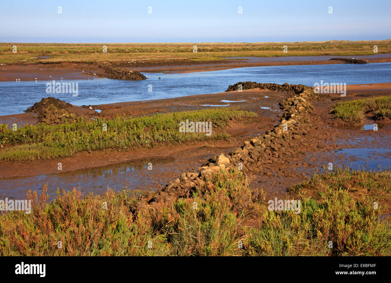 Blick auf Overy Creek an der North Norfolk Küste mit künstlichen Kanal Banken. Stockfoto