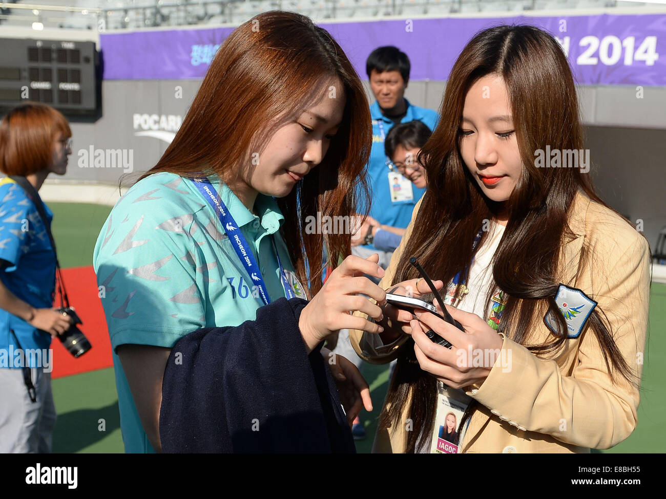 Incheon, Südkorea. 4. Oktober 2014. Freiwilligen Abschied nach dem Match soft-Tennis bei den 17. Asian Games in Incheon, Südkorea, 4. Oktober 2014. © Wang Peng/Xinhua/Alamy Live-Nachrichten Stockfoto