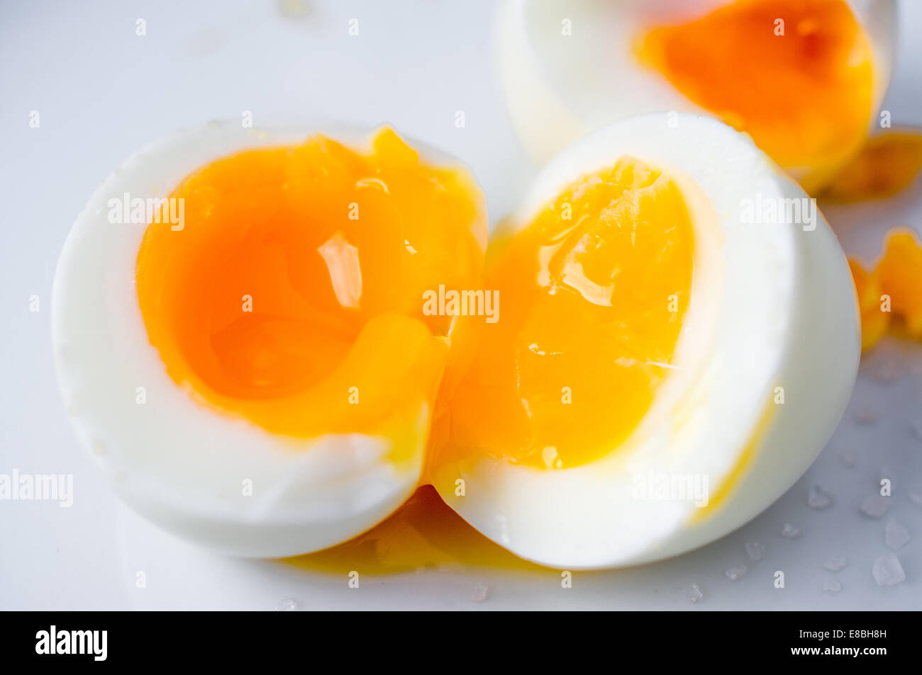 Weich gekochtes Ei in Hälfte gebrochen Stockfoto