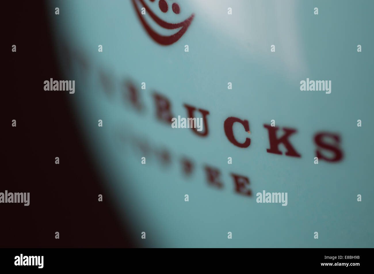 Abstrakte extreme Nahaufnahme von Starbucks Kaffee Becher in Türkis mit braunen Text. Stockfoto