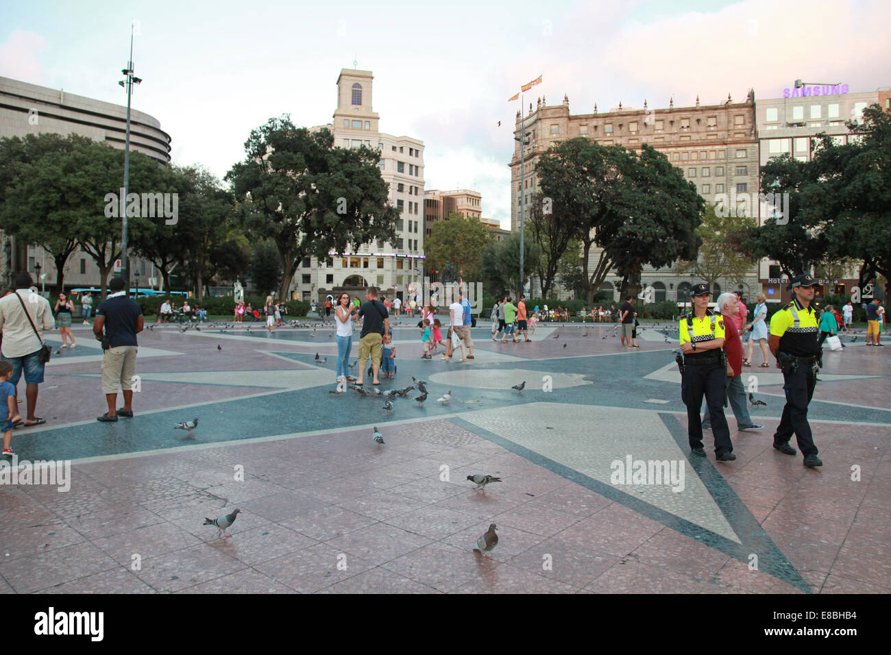 BARCELONA, Spanien - 25. August 2014: Bürger und Polizisten zu Fuß auf der Placa de Catalunya in Barcelona Stockfoto