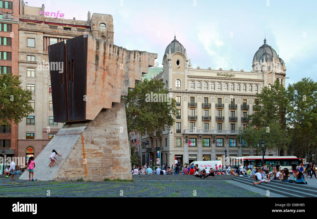 BARCELONA, Spanien - 25. August 2014: Ansicht der Placa de Catalunya mit Menschen und Francesc Macia Denkmal Stockfoto