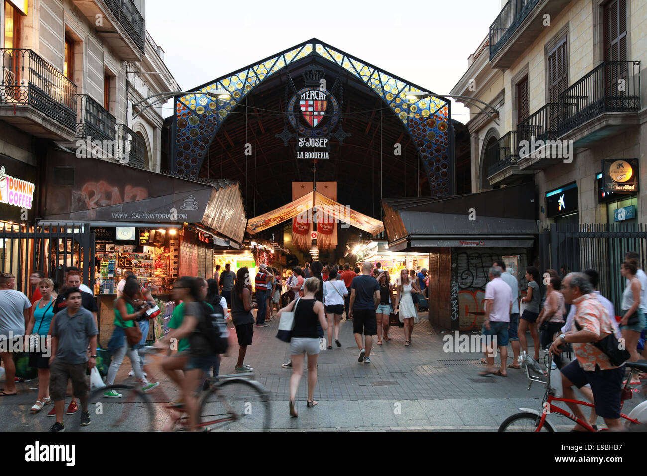 BARCELONA, Spanien - 25. August 2014: gewöhnliche Menschen zu Fuß neben dem Eingang zu La Boqueria, Marktplatz im alten Teil des Barcelo Stockfoto BARCELONA, Spanien - 25. August 2014: gewöhnliche Menschen zu Fuß neben dem Eingang zu La Boqueria, Marktplatz im alten Teil des Barcelo Stockfoto