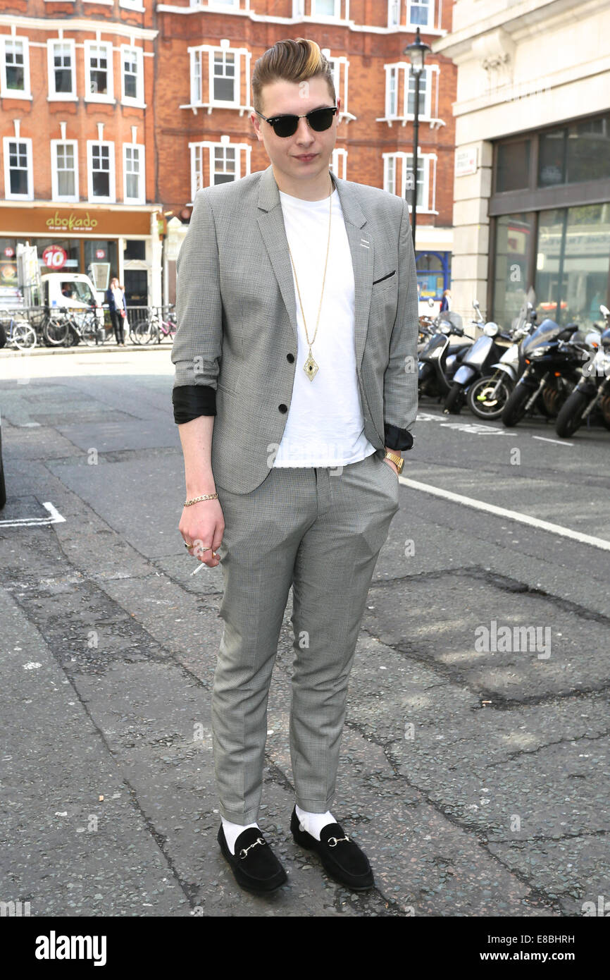 John Newman verlässt BBC Radio 2 Featuring: John Newman außerhalb BBC Radio 2 wo: London, Vereinigtes Königreich als: 1. April 2014 Stockfoto