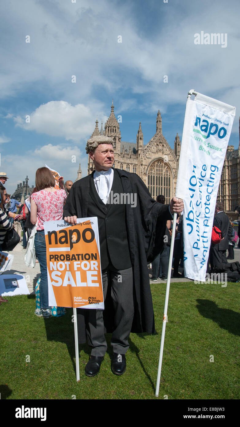 "April Fools Day" Protest gegen Kürzungen auf Beratungs-/Prozesskostenhilfe "April Fools Day" Protest gegen die Kürzungen der Prozesskostenhilfe A Rechtsanwalt hält Plakate vor den Houses of Parliament als Rechtsanwälte, Strafverteidigung Anwälte, Anwälte, Bewährungshelfer und Prozesskostenhilfe Vertreter protestieren gegen Kürzungen auf Beratungs-/Prozesskostenhilfe.  Mitwirkende: Demonstranten, Demonstranten wo: London, England, Vereinigtes Königreich als: 1. April 2014 Stockfoto