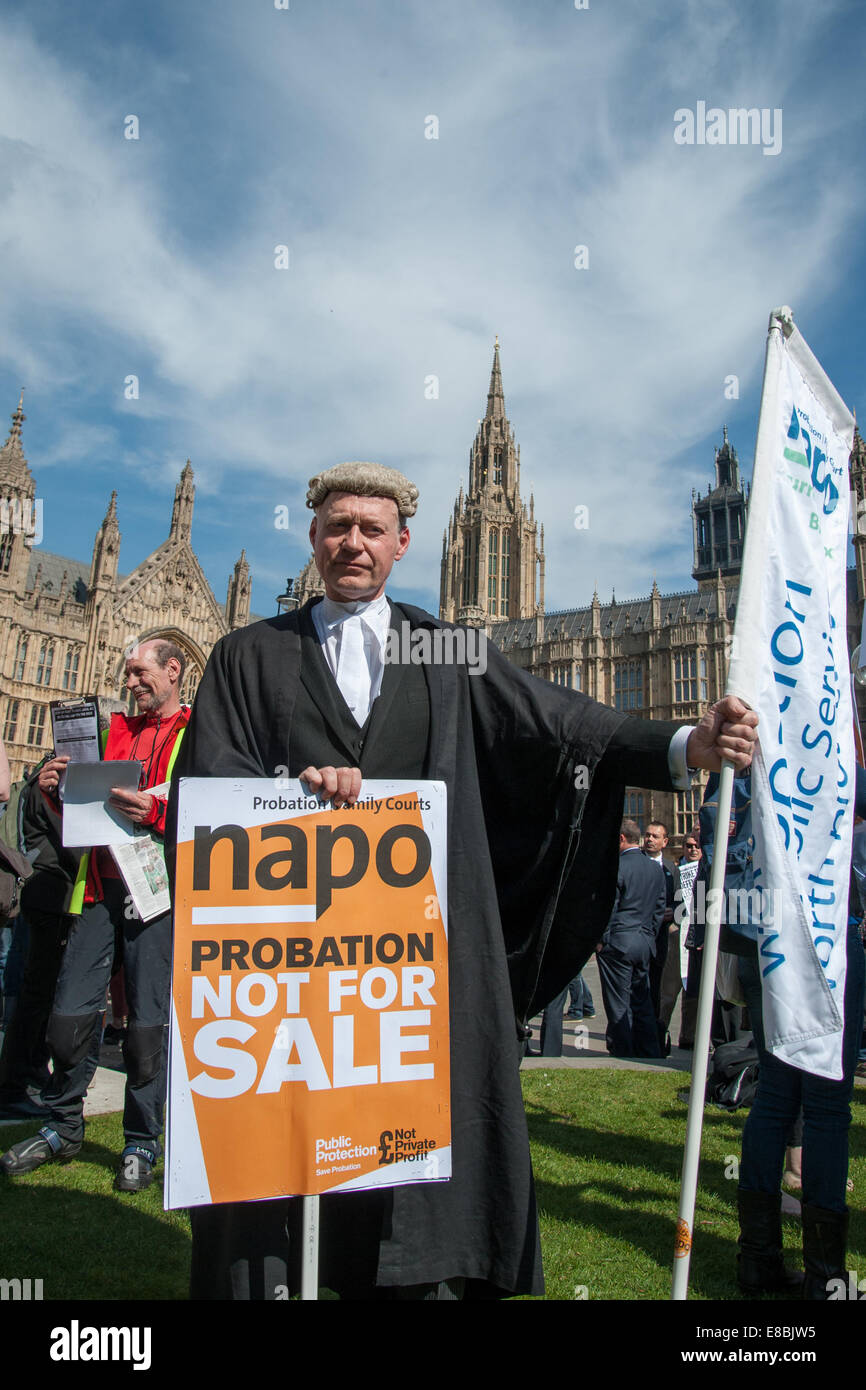 "April Fools Day" Protest gegen Kürzungen auf Beratungs-/Prozesskostenhilfe "April Fools Day" Protest gegen die Kürzungen der Prozesskostenhilfe A Rechtsanwalt hält Plakate vor den Houses of Parliament als Rechtsanwälte, Strafverteidigung Anwälte, Anwälte, Bewährungshelfer und Prozesskostenhilfe Vertreter protestieren gegen Kürzungen auf Beratungs-/Prozesskostenhilfe.  Mitwirkende: Demonstranten, Demonstranten wo: London, England, Vereinigtes Königreich als: 1. April 2014 Stockfoto