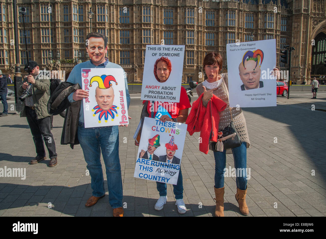 "April Fools Day" protestieren gegen Kürzungen auf Beratungs-/Prozesskostenhilfe "April Fools Day" Protest gegen Kürzungen auf Beratungs-/Prozesskostenhilfe Gerechtigkeit Aktivisten Masken zu tragen und halten Banner als Rechtsanwälte, Strafverteidigung Anwälte, Anwälte, Bewährungshelfer und Prozesskostenhilfe Vertreter protestieren gegen Kürzungen auf Beratungs-/Prozesskostenhilfe.  Mitwirkende: Demonstranten, Demonstranten wo: London, England, Vereinigtes Königreich als: 1. April 2014 Stockfoto