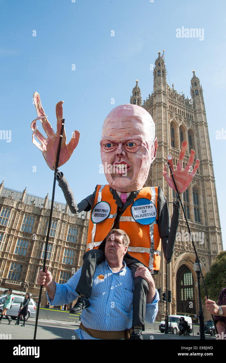 "April Fools Day" Protest gegen Kürzungen auf Beratungs-/Prozesskostenhilfe "April Fools Day" Protest gegen die Kürzungen der Prozesskostenhilfe A riesige Marionette von Chris Grayling, der Staatssekretär für Justiz ist vor den Houses of Parliament als Rechtsanwälte, hielt Strafverteidigung Anwälte, Anwälte, Bewährungshelfer und Prozesskostenhilfe Vertreter protestieren gegen Kürzungen auf Beratungs-/Prozesskostenhilfe.  Mitwirkende: Demonstranten, Demonstranten wo: London, England, Vereinigtes Königreich als: 1. April 2014 Stockfoto