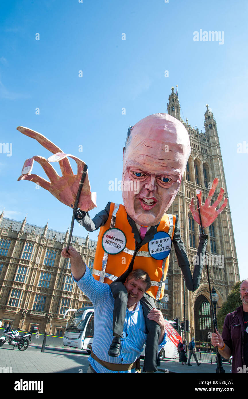 "April Fools Day" Protest gegen Kürzungen auf Beratungs-/Prozesskostenhilfe "April Fools Day" Protest gegen die Kürzungen der Prozesskostenhilfe A riesige Marionette von Chris Grayling, der Staatssekretär für Justiz ist vor den Houses of Parliament als Rechtsanwälte, hielt Strafverteidigung Anwälte, Anwälte, Bewährungshelfer und Prozesskostenhilfe Vertreter protestieren gegen Kürzungen auf Beratungs-/Prozesskostenhilfe.  Mitwirkende: Demonstranten, Demonstranten wo: London, England, Vereinigtes Königreich als: 1. April 2014 Stockfoto