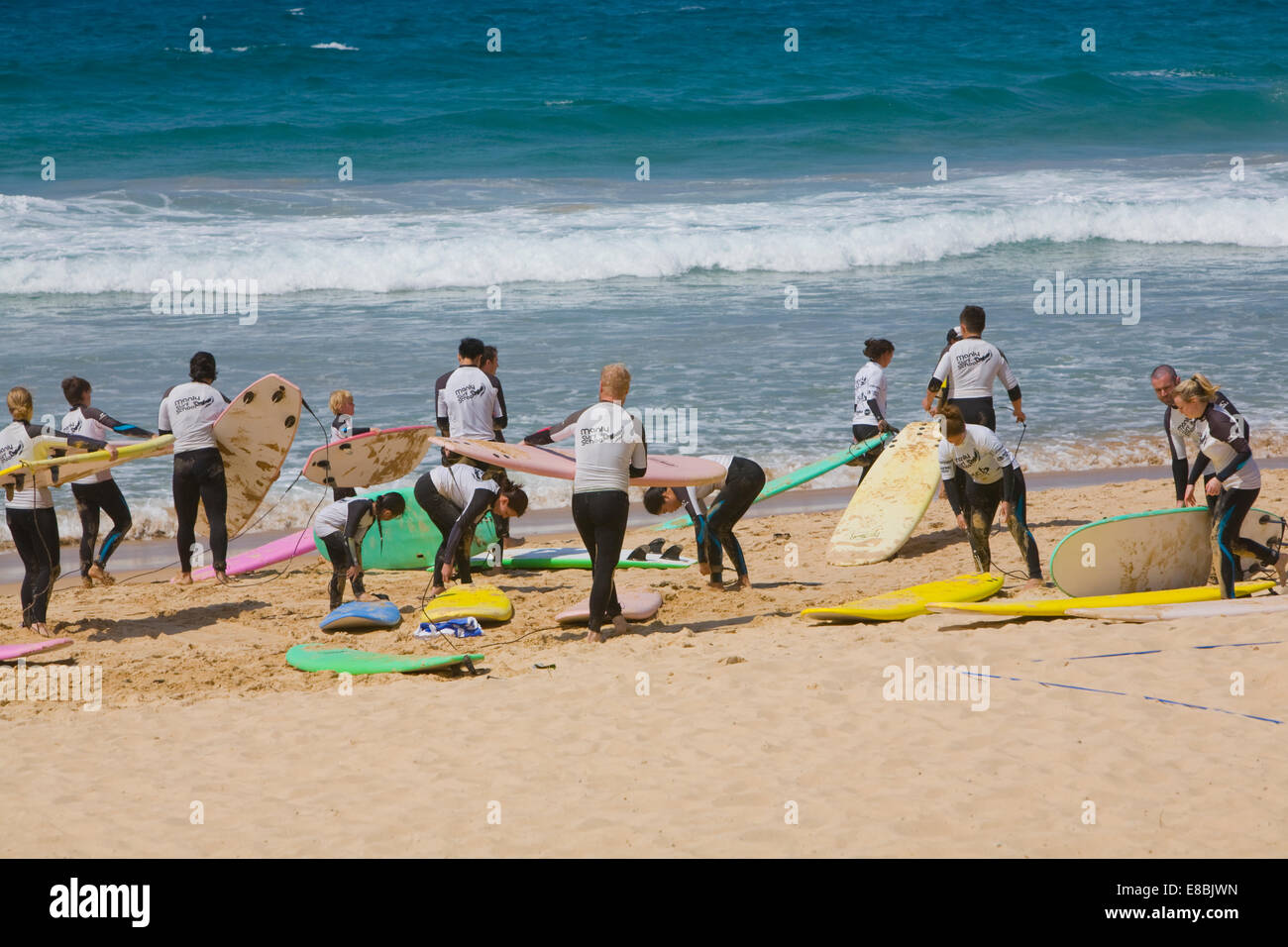 Eine Gruppe von Leuten, die eine Surfstunde von der Manly Surf School am Manly Beach, Sydney, Australien, machen Stockfoto