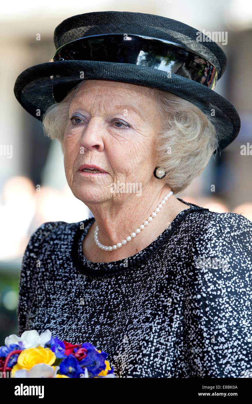 Amsterdam, Niederlande. 3. Oktober 2014. Prinzessin Beatrix der Niederlande eröffnet Majoor Bosshardt Burgh in Amsterdam, Niederlande, 3. Oktober 2014. Der Burgh ist ein neues Tierheim Standort der Heilsarmee (Leger des Heils) für die Bedürftigen Obdachlosen. Majoor Bosshardtburgh liegt an der Oude Armsteeg und ist ist neben dem ehemaligen Haus wo Majoor Bosshardt begann ihre Arbeit im Jahre 1951 an den Wallen. Bei der neuen Burgh bekommen alle 36 Gäste einen privaten Raum, ganz auf die Betreuung der Bewohner schlechte körperliche Gesundheit fokussiert. Foto: Patrick van Katwijk/No Live News WIRE SERVICE/Dpa/Alamy Stockfoto