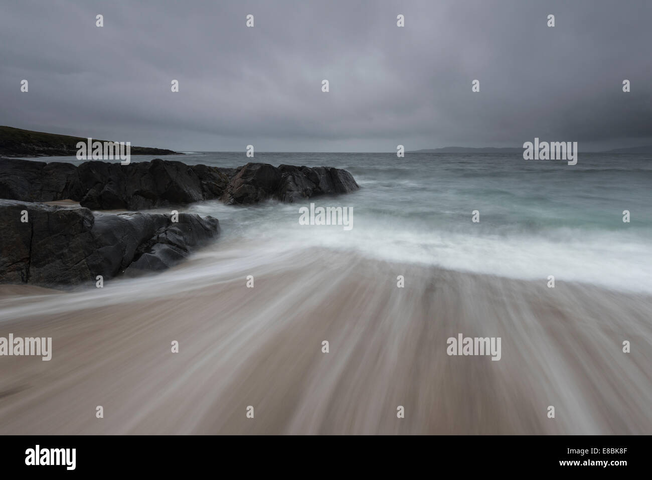 Fließenden Strom an einem stürmischen Abend am Strand von Bagh Steinigidh, Ton z., Isle of Harris, äußeren Hebriden, Schottland Stockfoto