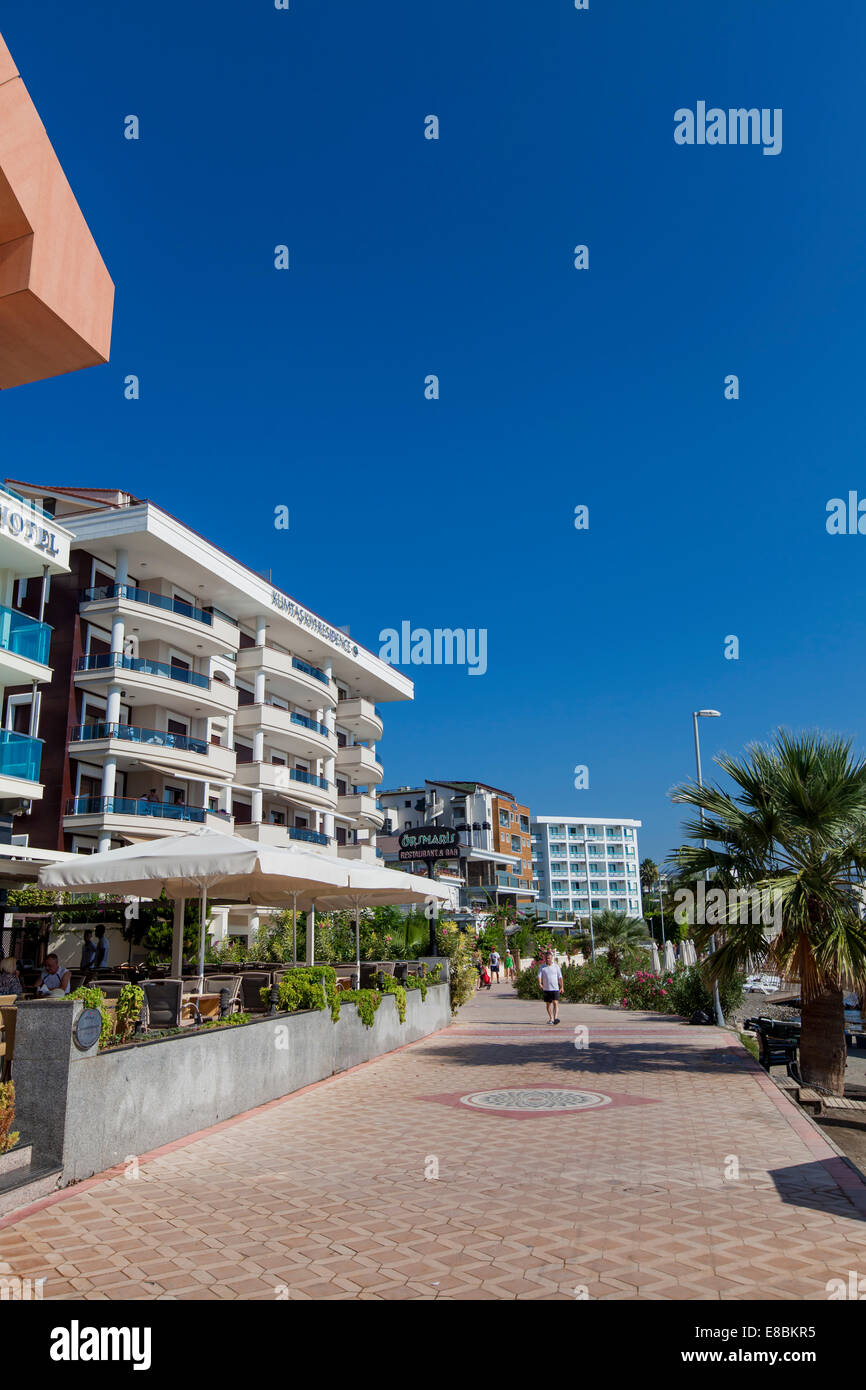 Nicht identifizierte Touristen am Gehweg durch die modernen Hotels in Marmaris, Türkei. Stockfoto