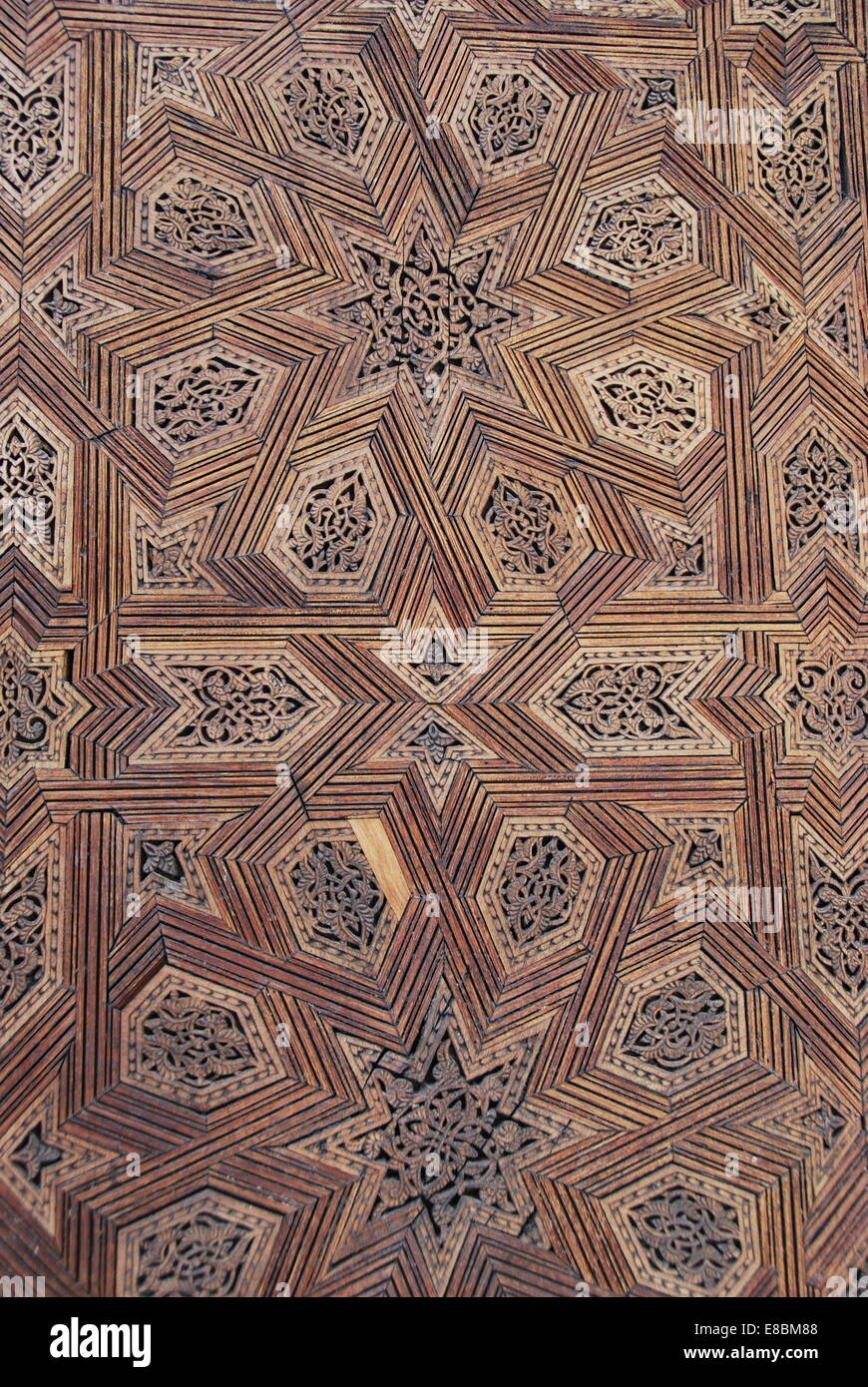 Marokko. Fez. Bou Inania Medersa. Alte Gebäude. FLIESEN. komplizierte Hand Schnitzereien der Decken und Holzschnitzereien. Stockfoto