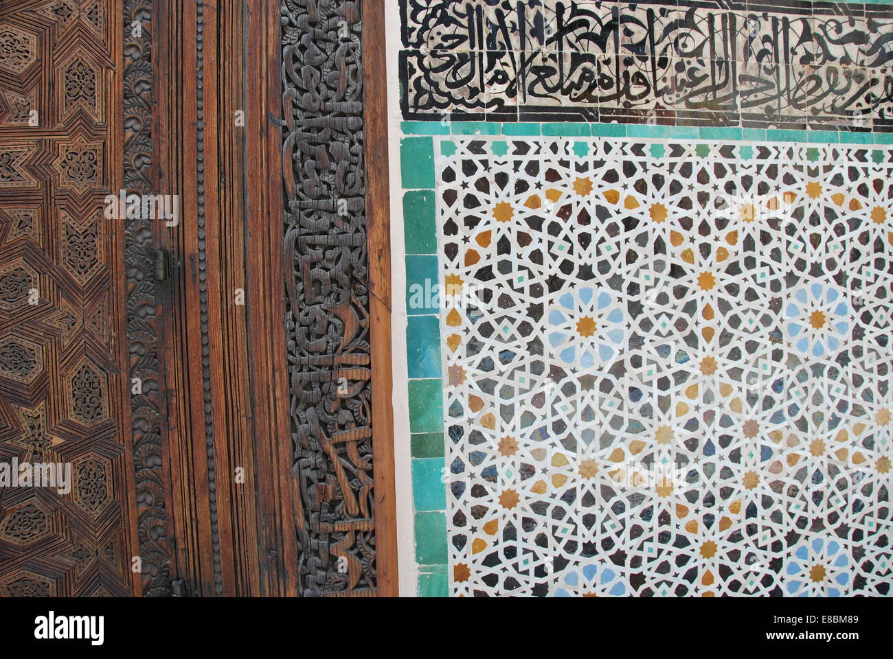Marokko. Fez. Bou Inania Medersa. Alte Gebäude. FLIESEN. komplizierte Hand Schnitzereien der Decken und Holzschnitzereien. Stockfoto