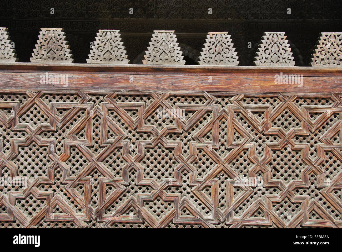 Marokko. Fez. Bou Inania Medersa. Alte Gebäude. FLIESEN. komplizierte Hand Schnitzereien der Decken und Holzschnitzereien. Stockfoto