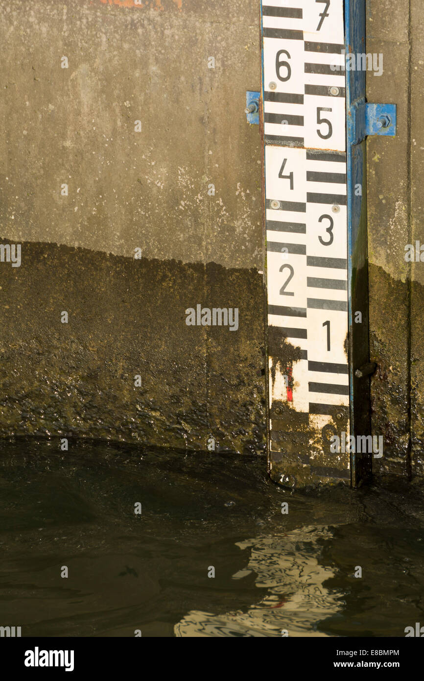 Schmutzige Wasserstand Skala auf der Wand-Nahaufnahme Stockfoto