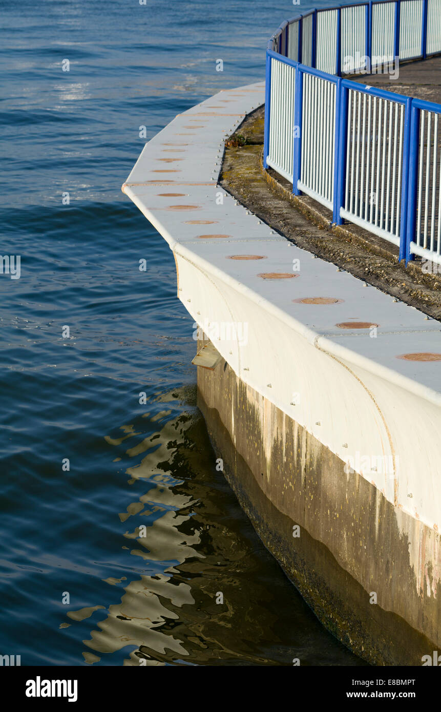 Stahl-Welle Schutz und Geländer mit ruhigem Wasser Porträt Stockfoto