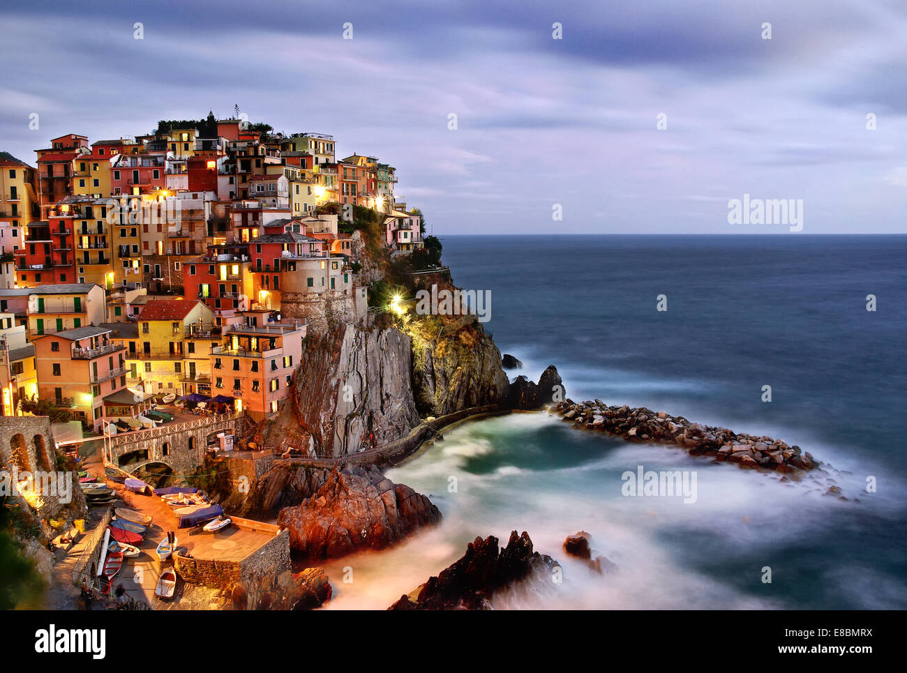 Blick auf die italienischen Fischerdorf im Licht der untergehenden Sonne. Stockfoto