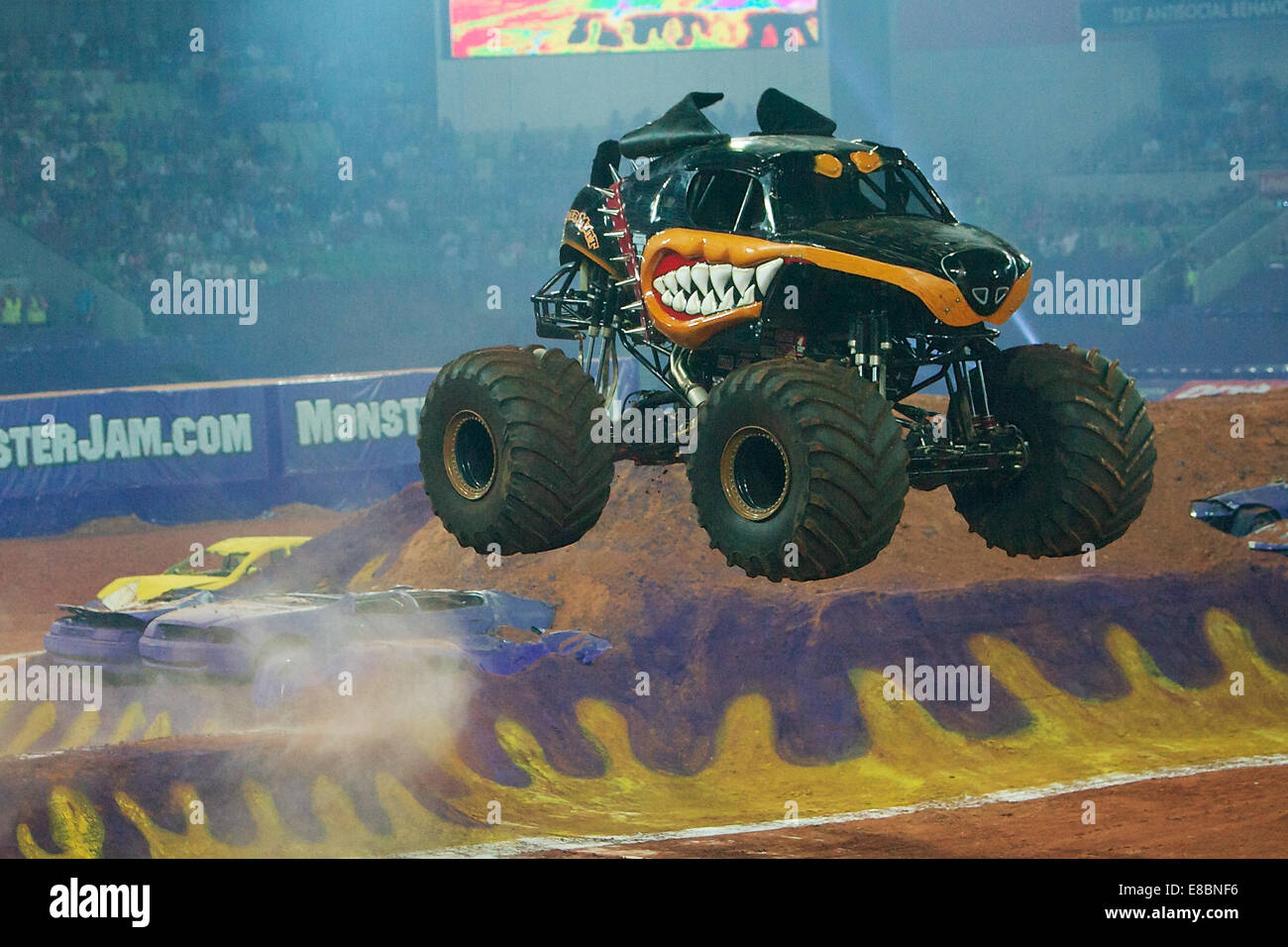 Melbourne, VICTORIA, Australien, Australien. 4. Oktober 2014. COLT STEPHENS überfahren Monster Mutt Rottweiler einen Sprung während der 2014 Monster Jam am AAMI Park, Melbourne, Australien. Bildnachweis: Tom Griffiths/ZUMA Draht/Alamy Live-Nachrichten Stockfoto