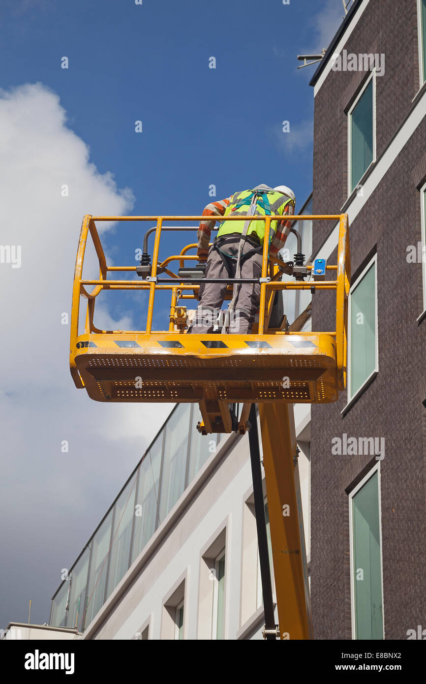 Eine Hubarbeitsbühne bei der Arbeit im Londoner West End Stockfoto