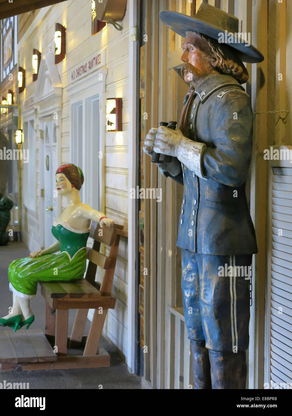 Geschnitzte lebensgroße Statuen, Drogerie Wand, Wand, South Dakota, USA Stockfoto