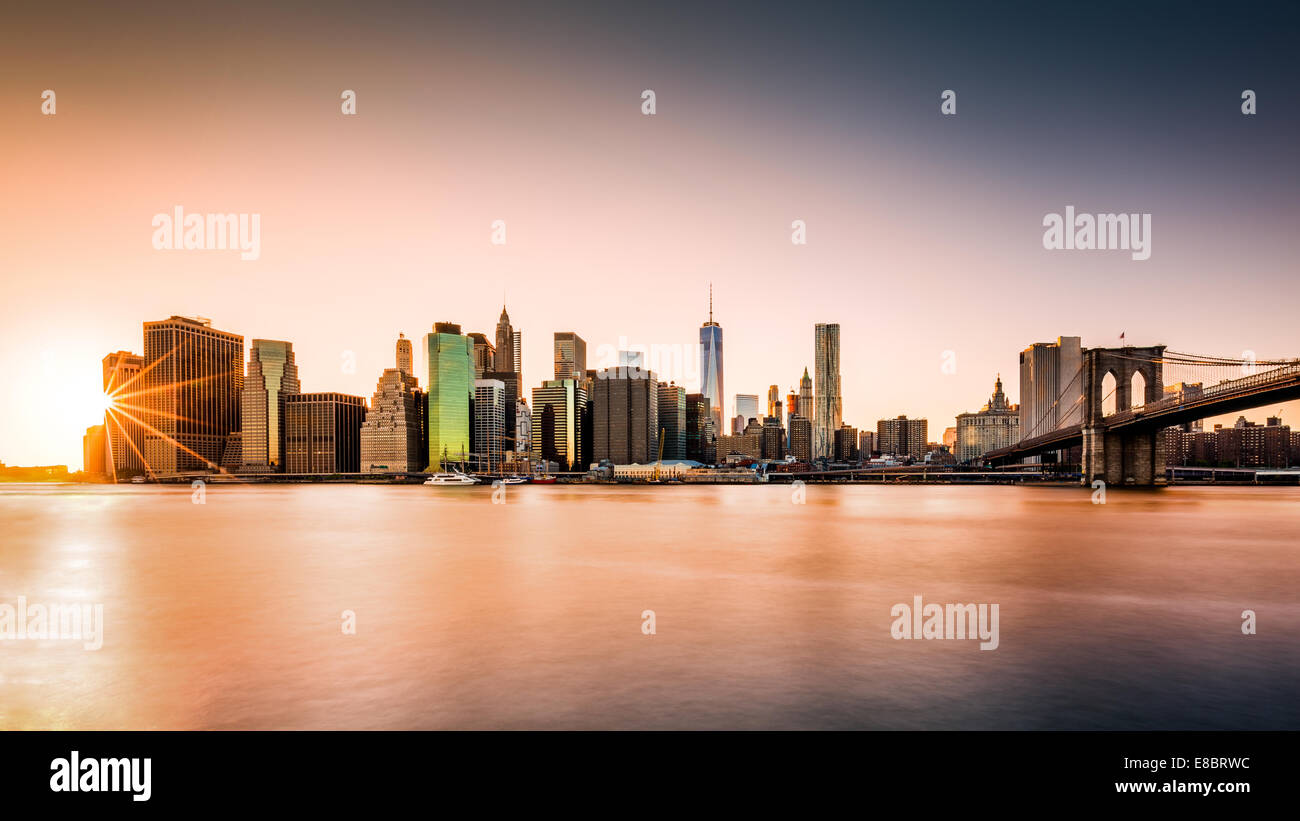 Lower Manhattan Skyline bei Sonnenuntergang Stockfoto