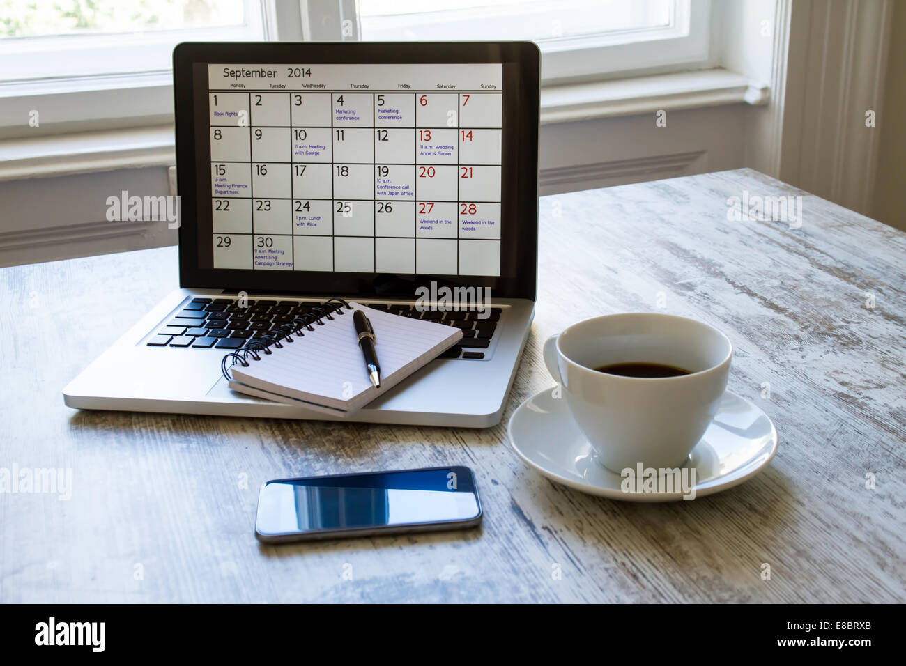 Überprüfung monatliche Aktivitäten und Termine im Büro in den laptop Stockfoto