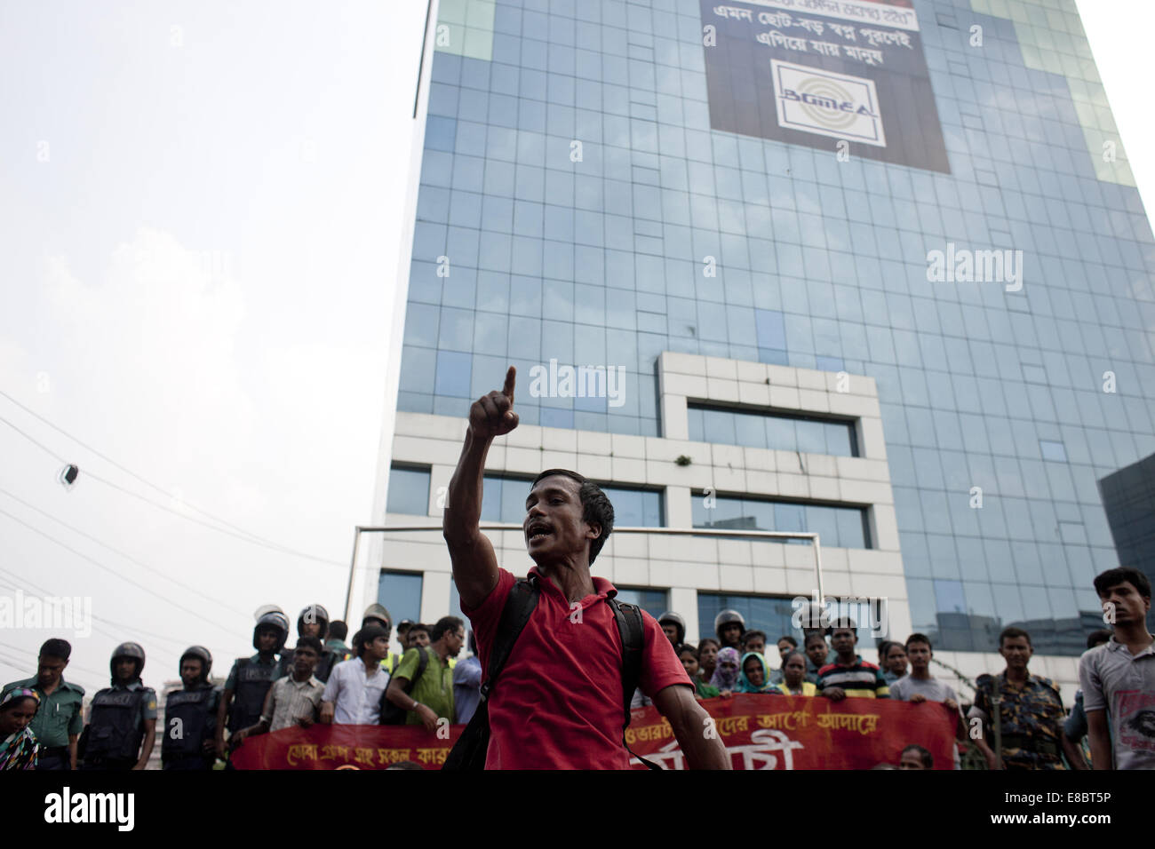 Dhaka, Bangladesch. 4. Oktober 2014. Unter dem Banner der "Bangladesh garments Workers union Forum'', Arbeiter der Tuba-Gruppe organisiert eine Demonstration und Protest vor BGMEA Gebäudes für anspruchsvolle ihre durch Löhne, vor der bevorstehenden Eid Ul-Adha in Dhaka, Bangladesch. Bildnachweis: Suvra Kanti Das/ZUMA Wire/ZUMAPRESS.com/Alamy Live-Nachrichten Stockfoto