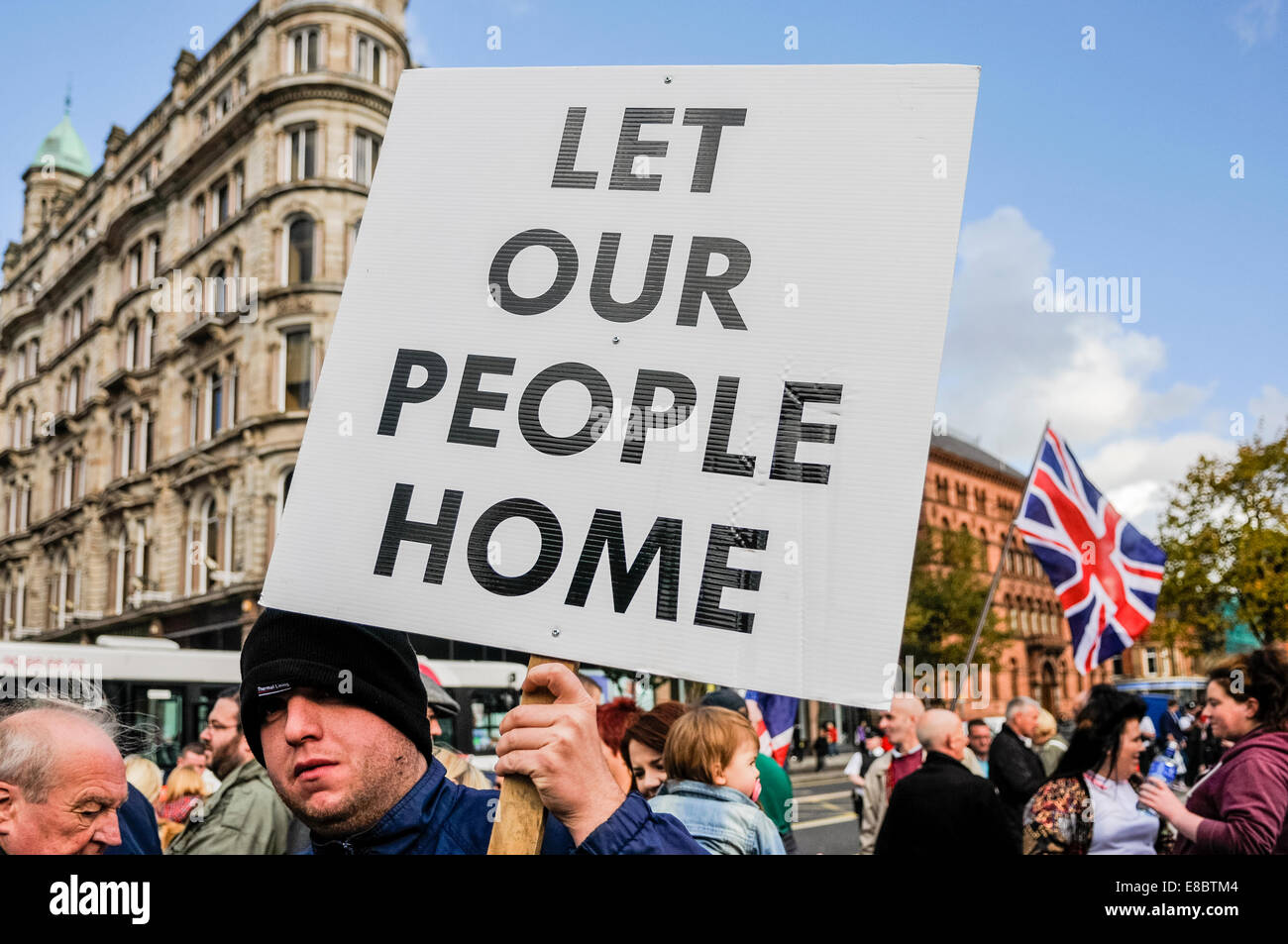 Belfast, Nordirland. 4. Oktober 2014 - ein Banner ist durch eine Loyalist sagen "Lasst unsere Leute nach Hause", gehalten in Bezug auf die derzeitige Auseinandersetzung Twaddell Avenue, wo eine Parade der Oranier-Orden wurde nicht in der Lage, seit 12. Juli 2013 gestoppt wird. Bildnachweis: Stephen Barnes/Alamy Live-Nachrichten Stockfoto