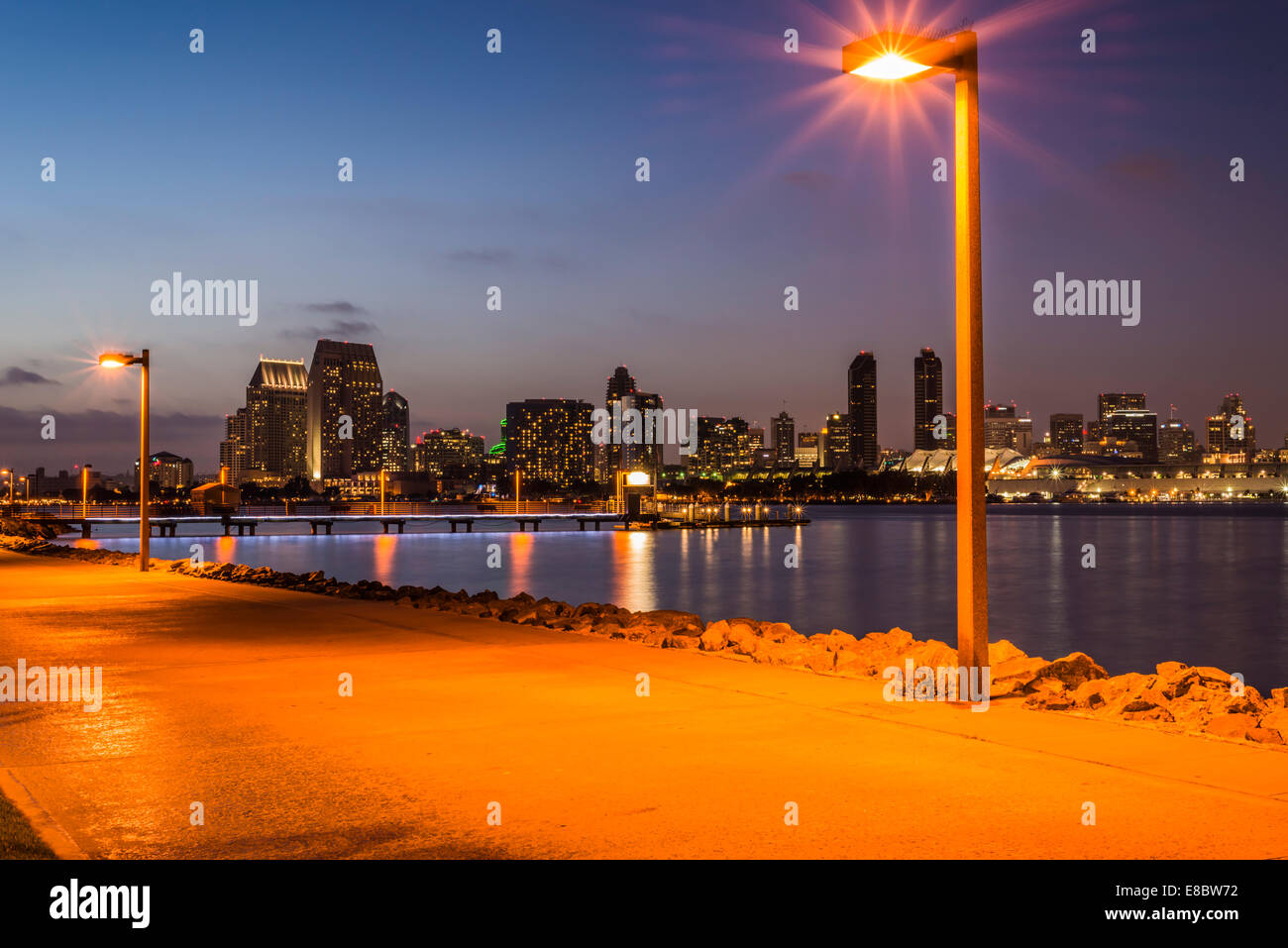 Blick auf den Hafen von San Diego und die Skyline der Innenstadt bei Nacht. Fotografiert in der Stadt Coronado, Kalifornien, USA. Stockfoto