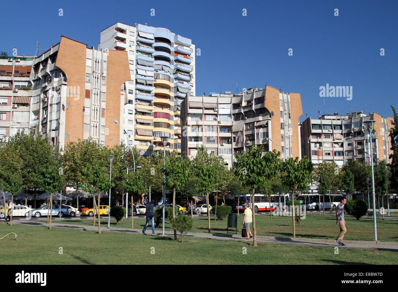 Wohnung Gebäude mit Blick auf einen Park in zentralen Tirana, Albanien Stockfoto