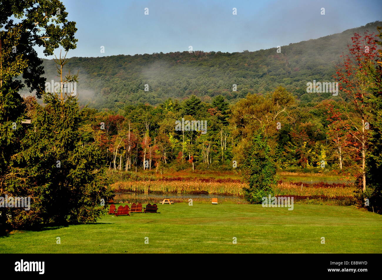 Lenox, Massachusetts: Wolken hängen über den bewaldeten Hügeln in den Berkshire Mountains von westlichen Massachusetts Stockfoto