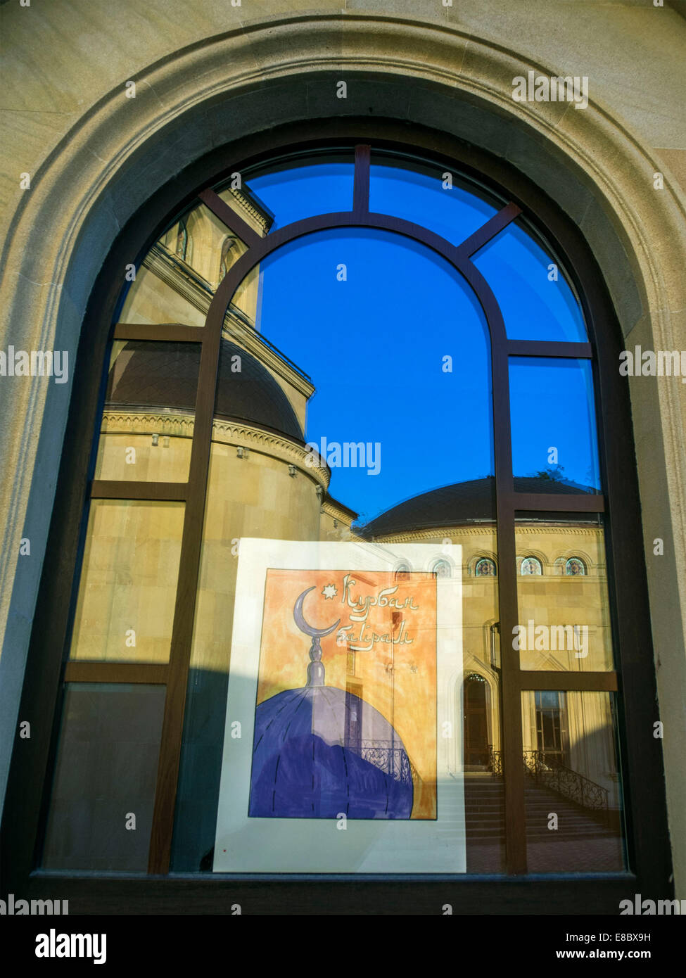 Kiew, Ukraine. 4. Oktober 2014. Glückwunsch-Plakat im Fenster der Moschee. --Muslime feiern wichtigen islamischen Feiertag - Eid al-Adha oder der Tag des Opfers. Feierlichkeiten beginnen am zehnten Tag des zwölften Monats des islamischen Mondkalenders und eine komplette Hadsch - Wallfahrt der Muslime nach Mekka. Bildnachweis: Igor Golovnov/Alamy Live-Nachrichten Stockfoto