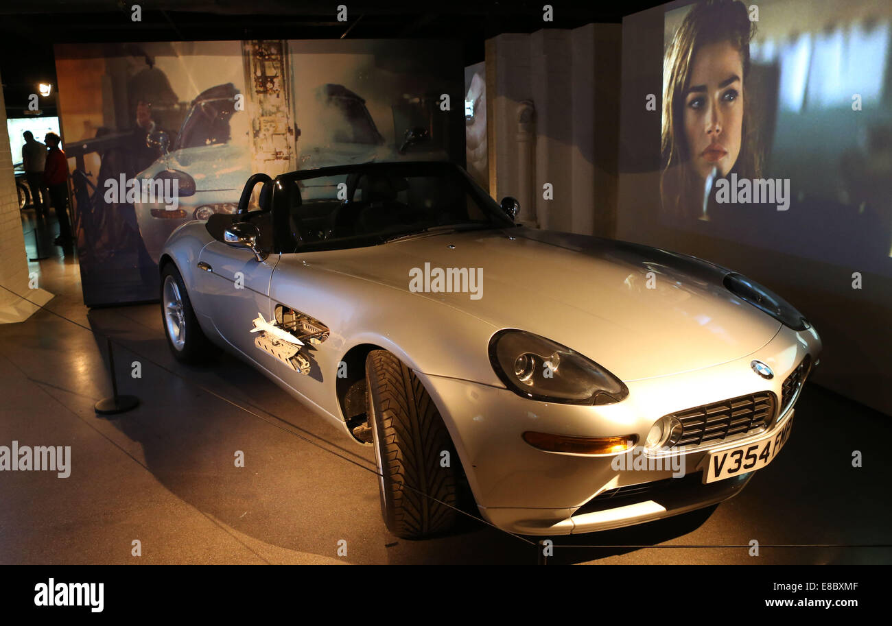 London, UK. 4. Oktober 2014. Foto aufgenommen am 4. Oktober 2014 zeigt die Bond In Motion-Ausstellung im Filmmuseum London in London, Großbritannien. Bond in Motion ist die offizielle Ausstellung von James Bond-Fahrzeugen, die in der renommierten Filmreihe verfügen. Es ist die größte Ausstellung an seiner Art, die jemals in London inszeniert. Die Ausstellung soll derzeit bis März 2015 geöffnet sein. Bildnachweis: Han Yan/Xinhua/Alamy Live-Nachrichten Stockfoto