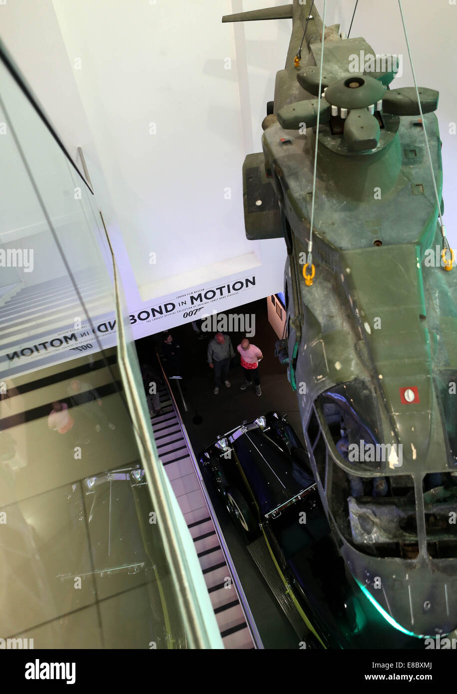 London, UK. 4. Oktober 2014. Foto aufgenommen am 4. Oktober 2014 zeigt die Bond In Motion-Ausstellung im Filmmuseum London in London, Großbritannien. Bond in Motion ist die offizielle Ausstellung von James Bond-Fahrzeugen, die in der renommierten Filmreihe verfügen. Es ist die größte Ausstellung an seiner Art, die jemals in London inszeniert. Die Ausstellung soll derzeit bis März 2015 geöffnet sein. Bildnachweis: Han Yan/Xinhua/Alamy Live-Nachrichten Stockfoto